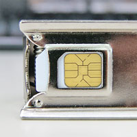 SIM-карта в ложе «гильотины»