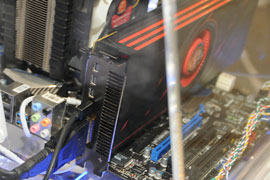 Стенд с видеокартой MSI R6990-4PD4GD5