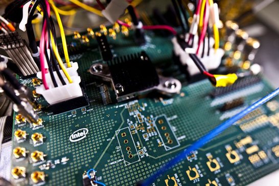 Стенд с процессором на опытной графической архитектуре компании Intel