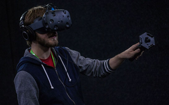Шлем HTC Vive: полтора месяца до коммерческого старта