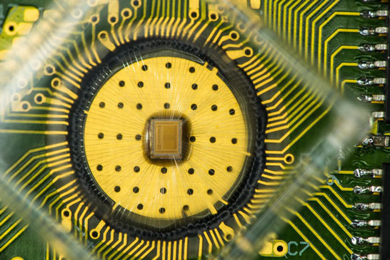 Опытная микросхема памяти PCM компании IBM с возможностью записи в ячейку трёх бит данных