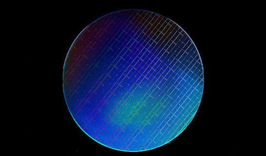 300-мм кремниевая пластина Intel с тысячами квантовых процессоров (массивов) со спиновыми кубитами